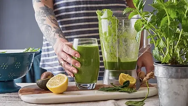Discover the role of anti-inflammatory smoothies for liver wellness in NAFLD. Learn about key ingredients, benefits, and expert-approved recipes.
